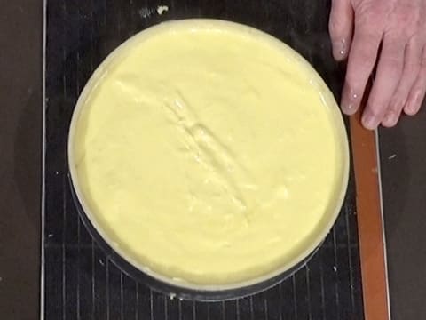 Le fond de pâte dans le cercle à mousse, est garni de crème