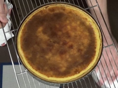 La grille sur laquelle est posé le flan, est soulevée