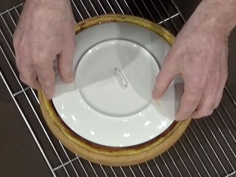 Le flan est recouvert d'une assiette retournée, dont le diamètre est plus petit que celui-ci