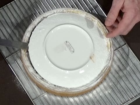 L'assiette retournée et placée sur le flan, est retirée à l'aide d'une spatule métallique