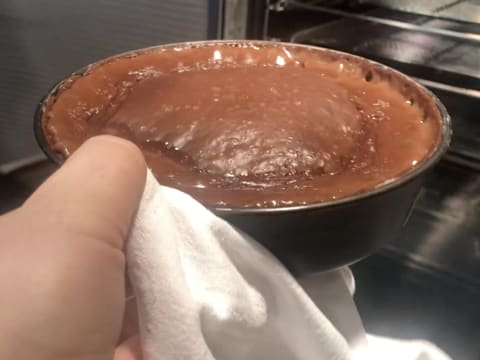 Le flan pâtissier au chocolat est cuit et retiré du four