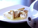 Foie gras de canard &agrave; la Granny-Smith, asperges blanches, le tout fum&eacute; aux &eacute;corces de pin
