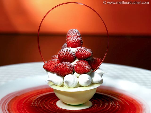 Fraises des bois, coque croquante et sorbet fromage blanc