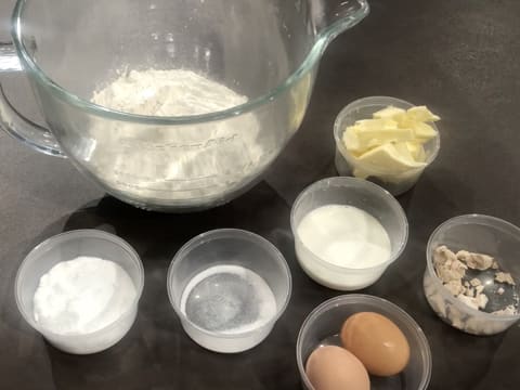 Tous les ingrédients pour la réalisation de la pâte à brioche