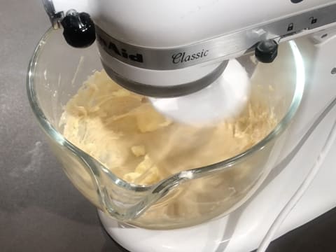 Incorporation du beurre dans la pâte à brioche à l'aide de l'accessoire crochet du batteur électrique
