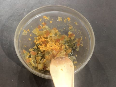 Les zestes de clémentines sont incorporés dans le mélange cube de fruits confits et arôme de fleur d'oranger, à l'aide d'une spatule