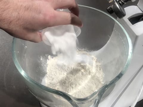 Ajout du sucre en poudre sur la farine et le sel fin dans la cuve du batteur