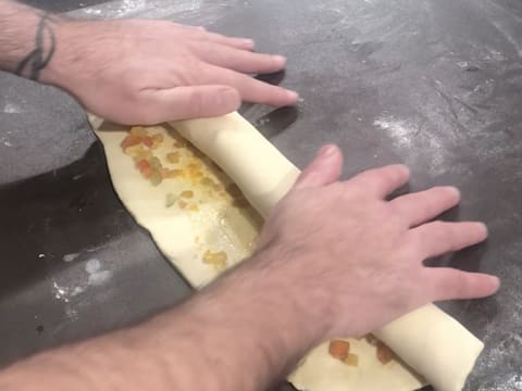 La pâte à brioche est roulée en un boudin