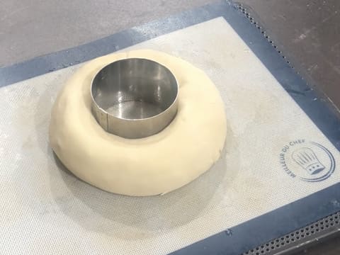 Obtention du boudin de pâte à brioche qui est enroulé autour du cercle inox graissé, le tout posé sur une plaque à pâtisserie recouverte d'un tapis de cuisson en silicone