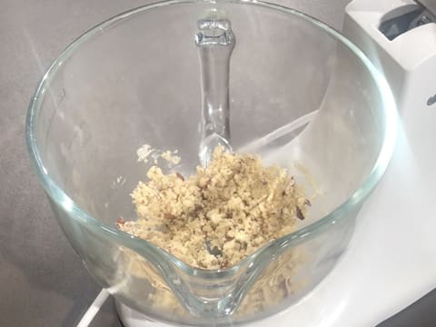 Obtention du crumble aux amandes dans la cuve du batteur