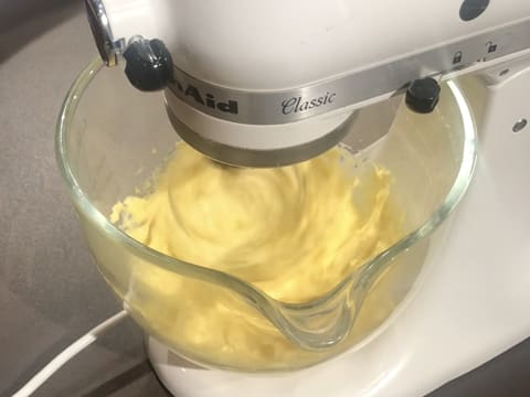 Mélange de la crème pâtissière dans la cuve avec l'accessoire fouet du batteur électrique