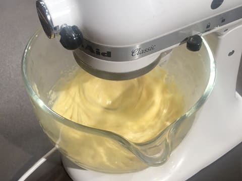 Mélange de la crème pâtissière dans la cuve du batteur électrique avec l'accessoire fouet