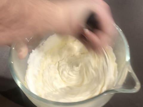 Incorporation de la crème fouettée dans la crème pâtissière à l'aide du fouet