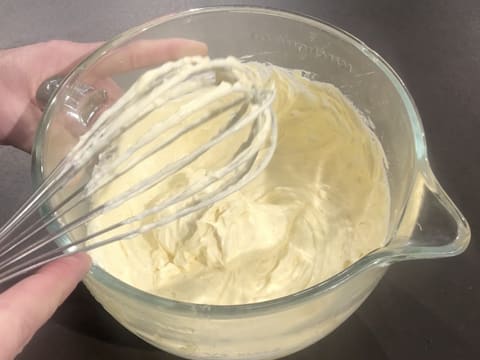 Obtention d'un mélange de crème pâtissière et de crème fouettée homogène dans la cuve du batteur avec le fouet présenté en premier plan
