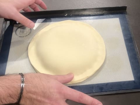 Tout le pourtour des deux disques de pâte feuilletée inversée est soudé avec une pression du pouce