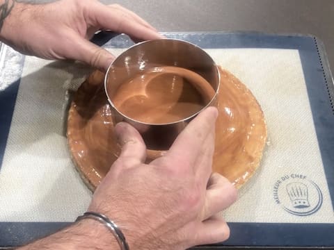 Un cercle à mousse d'un diamètre plus petit que celui de la galette est posé sur cette dernière