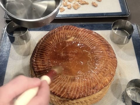 À l'aide d'un pinceau à pâtisserie toute la surface de la galette des rois est recouverte d'un sirop à 30° baumé