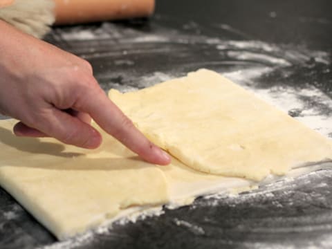 Un espace entre les deux extrémités de pâte qui ont été rabattues, est pointé du doigt