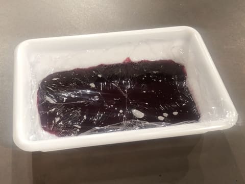 Obtention du confit de cassis filmé au contact dans le bac alimentaire