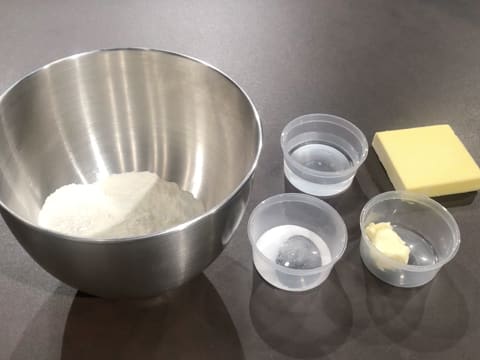 Tous les ingrédients nécessaires à la réalisation de la pâte feuilletée