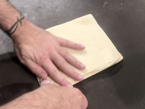 Le côté gauche de la pâte est rabattu sur un second tiers de la pâte