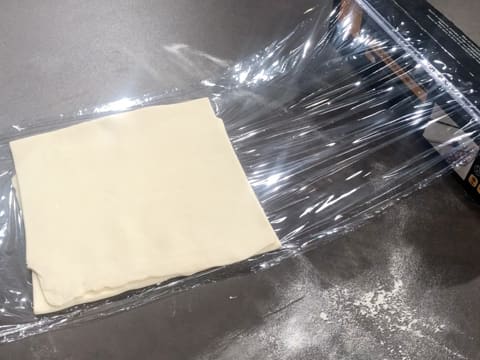 La pâte est enveloppée dans une feuille de papier film
