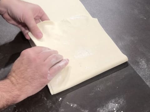 Le côté droit de la pâte est rabattu sur un premier tiers de la pâte