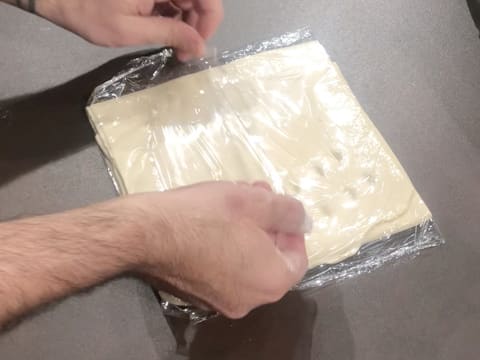 La pâte feuilletée est enveloppée dans une feuille de papier film