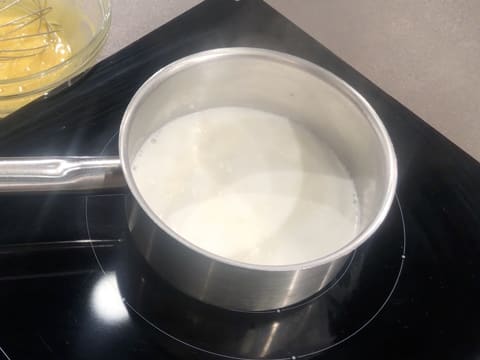 Le lait est en train de chauffer dans la casserole