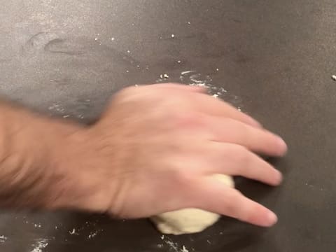 Formation d'une boule de pâte avec la paume de la main sur le plan de travail