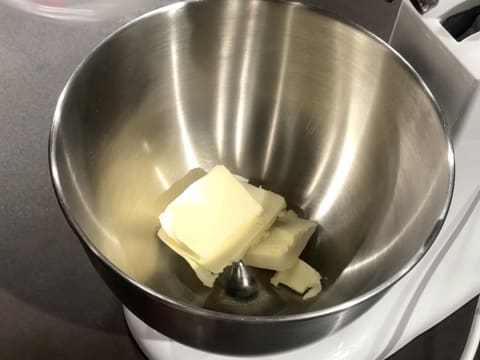 Le beurre pommade est placé dans la cuve du batteur