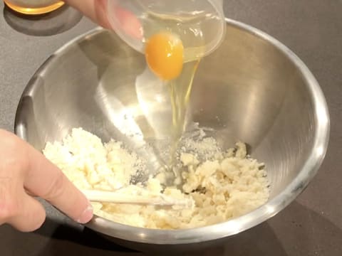 Ajout de l'œuf entier dans le cul de poule