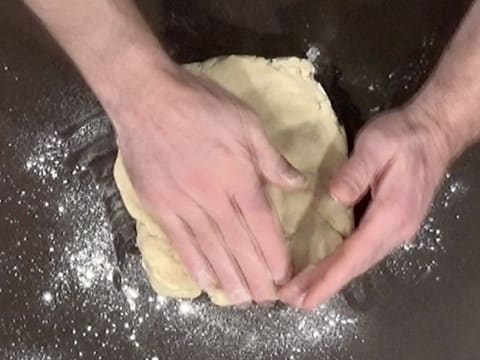 La pâte est façonnée en un carré
