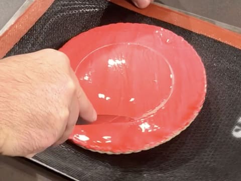 Le tracé du cercle sur la pâte feuilletée est accentué avec la lame d'un couteau