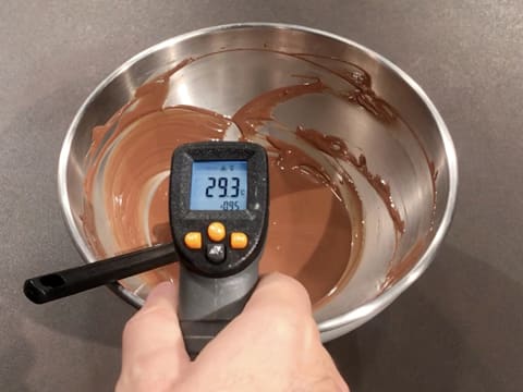 Prise de la température du chocolat au lait fondu, qui titre 29,3°C