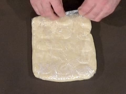 Retrait de la feuille de papier film qui entoure la pâte