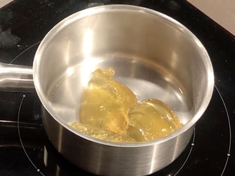 Du nappage blond est placé dans une casserole avec un peu d'eau