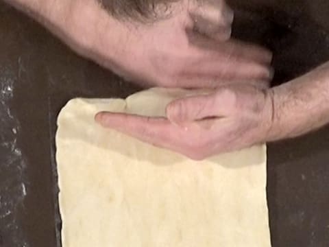 Façonnage de l'abaisse de pâte pour former un rectangle avec des angles droits
