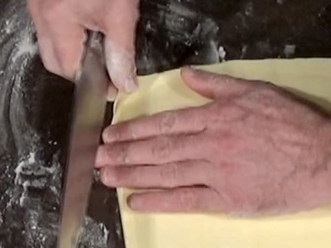 Le beurre taillé est replacé sur un autre côté de l'abaisse de pâte