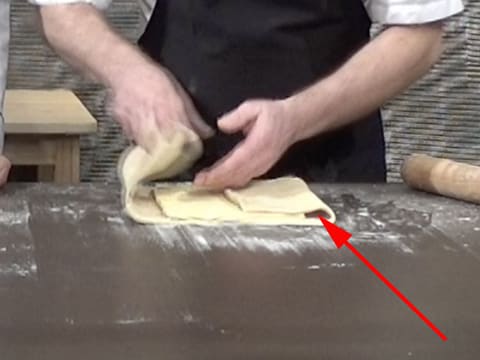 Le second côté de la pâte est rabattu au centre sur le beurre
