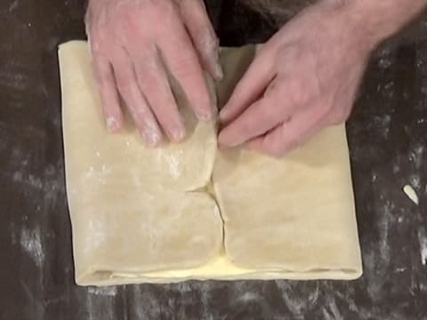 Les deux côtés de pâte rabattus sur le beurre arrivent bout à bout sans se superposer