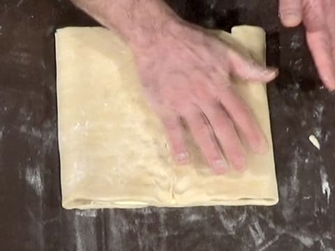 Les deux morceaux de pâte sont collés entre eux en appuyant avec la paume de la main
