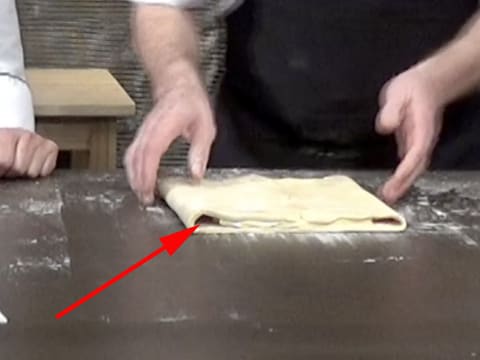Un deuxième espace est laissé au niveau de la pliure de la pâte rabattue sur le beurre 
