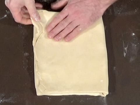 Les couches de pâte sont l'une sur l'autre, et les angles les uns sur les autres