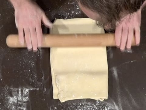 La pâte est abaissée sur la longueur, avec le rouleau à pâtisserie