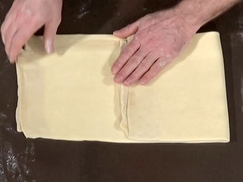 Un côté de la pâte est rabattu vers le centre