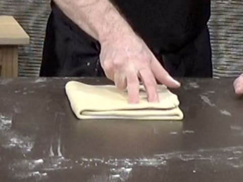 La pâte est marquée avec deux doigts