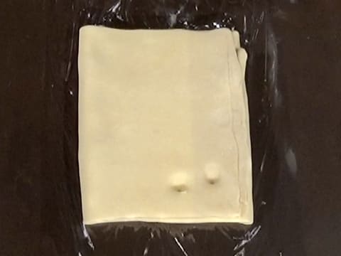 La pâte marquée de deux creux est enveloppée de papier film
