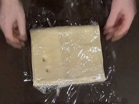 La pâte marquée de deux creux est enveloppée de papier film