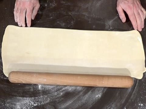 La pâte est placée à l'horizontale sur le plan de travail